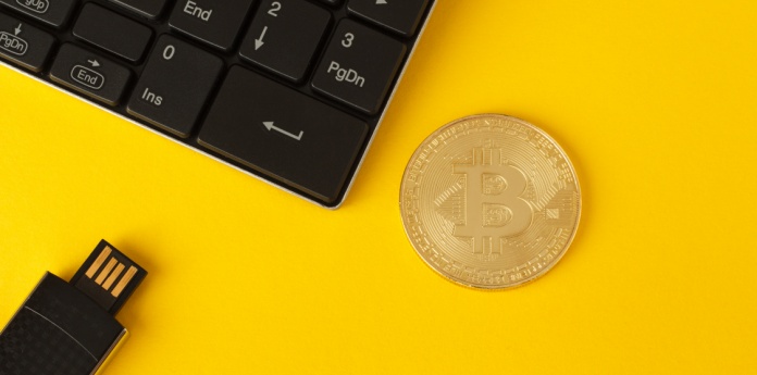 Złoty Bitcoin i klawiatura